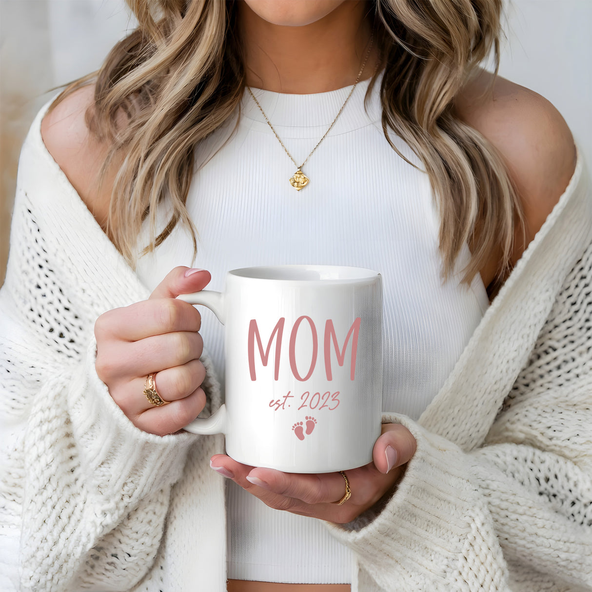 Personalized baby feet design mug for new moms, ideal gift for baby shower or Mother's Day. Mug for mom with a pink design.