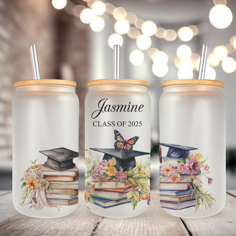 Trendy graduation glass cup with floral cap designed for Class of 2025 grads. Butterfly design on iced glass coffee cup for class of 2025 seniors.