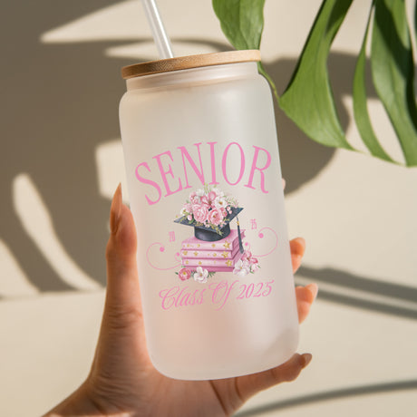Floral graduation iced coffee glass for her, Class of 2025 gift with bamboo lid and straw. Customizable iced coffee glass for senior graduates, Class of 2025, with pink cap and book design.