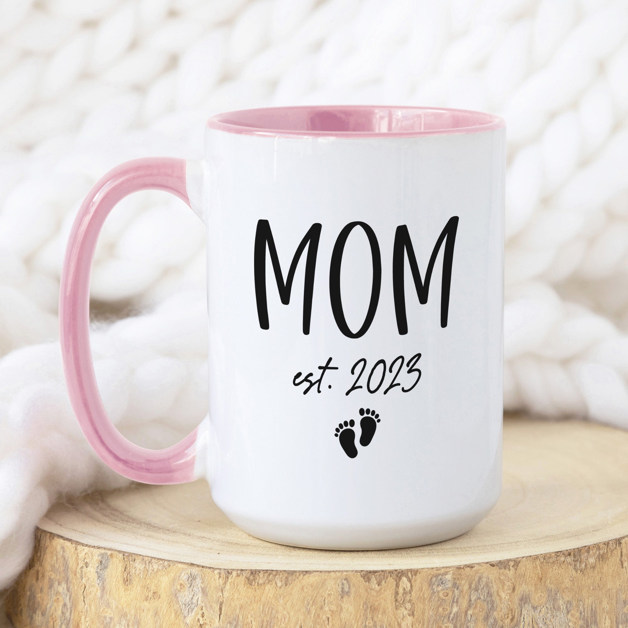 Pink ceramic mug with customizable year and baby foot design, ideal keepsake for moms-to-be or Mothers Day celebration.