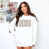 Cute Class of 2025 graduation sweatshirt with floral design, ideal graduation gift for girls. Stylish Senior  sweatshirt in white.