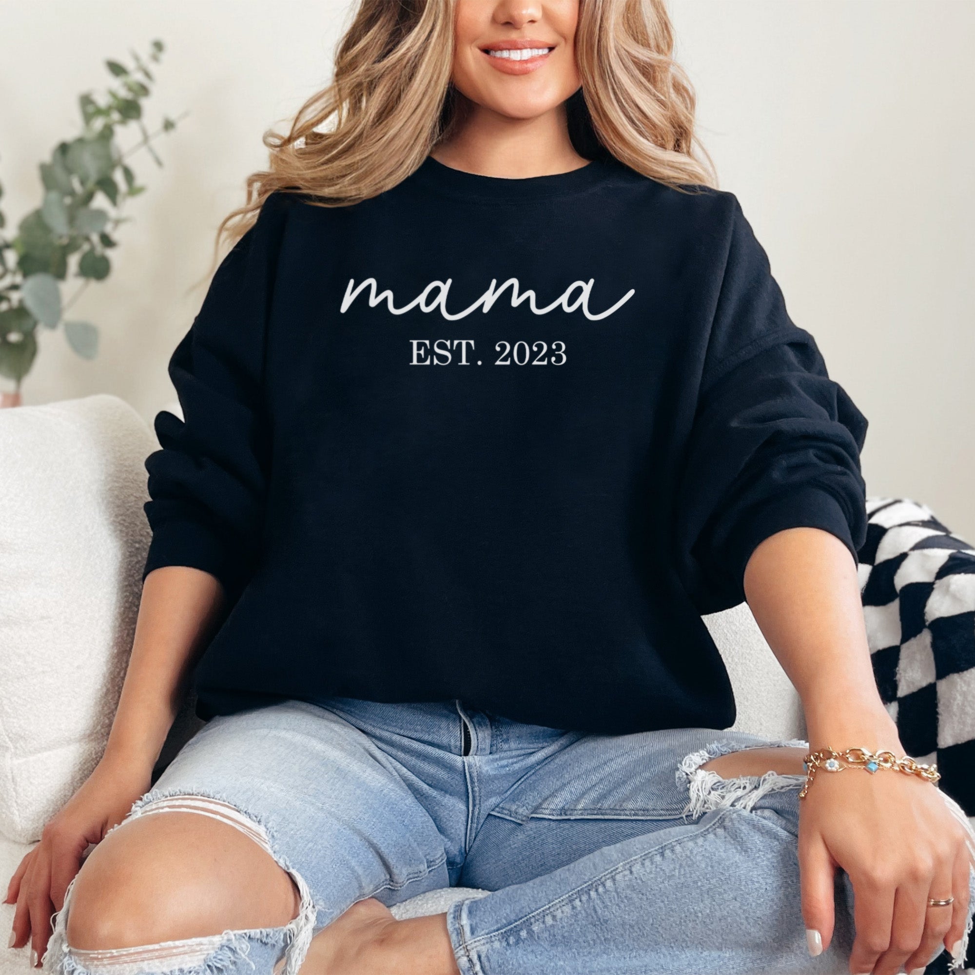 Custom Mama sweatshirt with printed design, a cozy personalized sweatshirt for mom, Mother's Day gift, birthday gift for her.