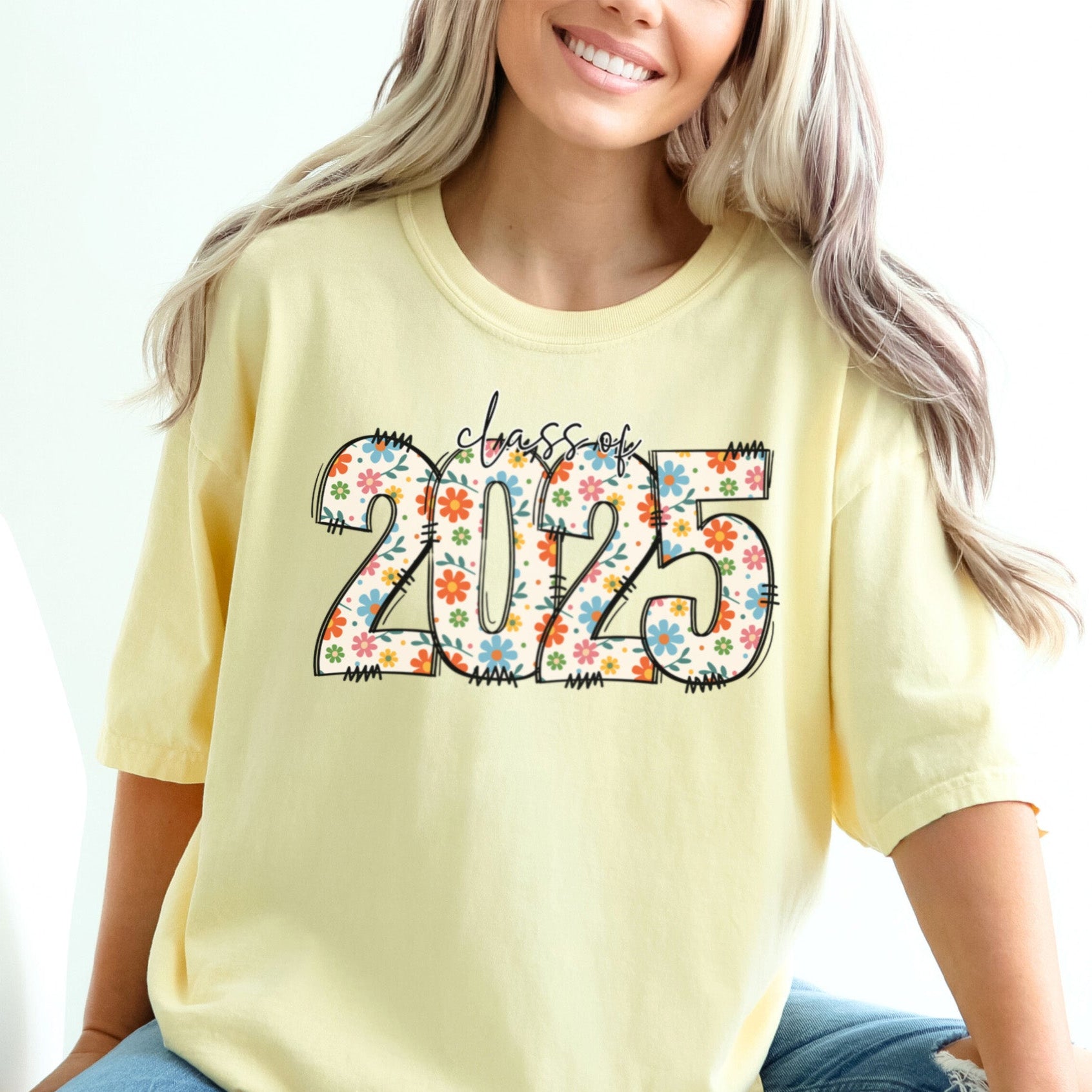 Trendy graduation shirts for daughter from parents. Easy graduation gift with Class of 2025 floral design for seniors. 